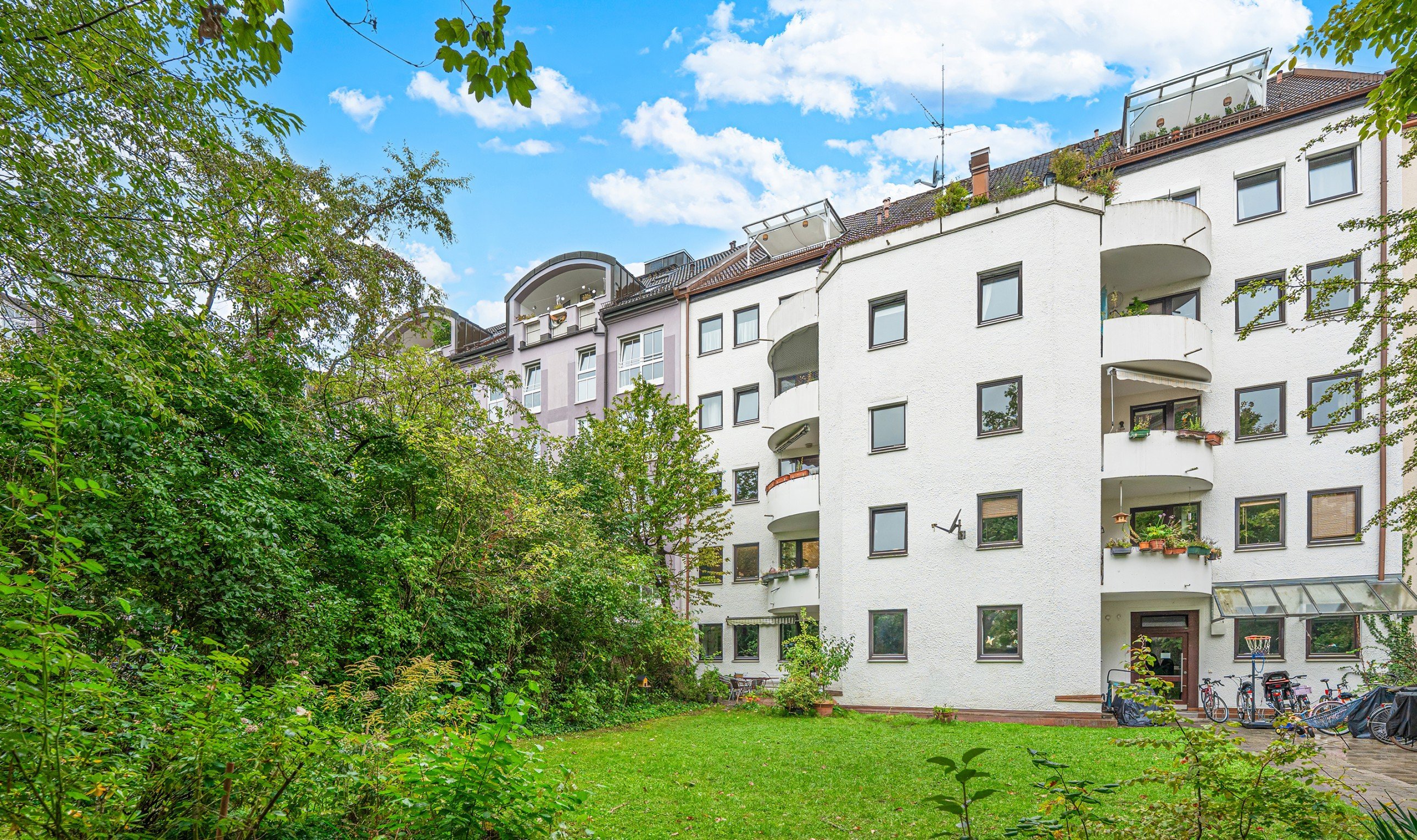 Foto Attraktive und gro�z�gige 3 Zi.-Wohnung mit 2 Balkonen in ruhiger Lage nahe Candidplatz (U1)