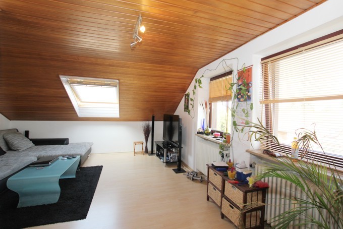 obj10709-kurz#Wohnzimmer Dachgeschosswohnung Germering
