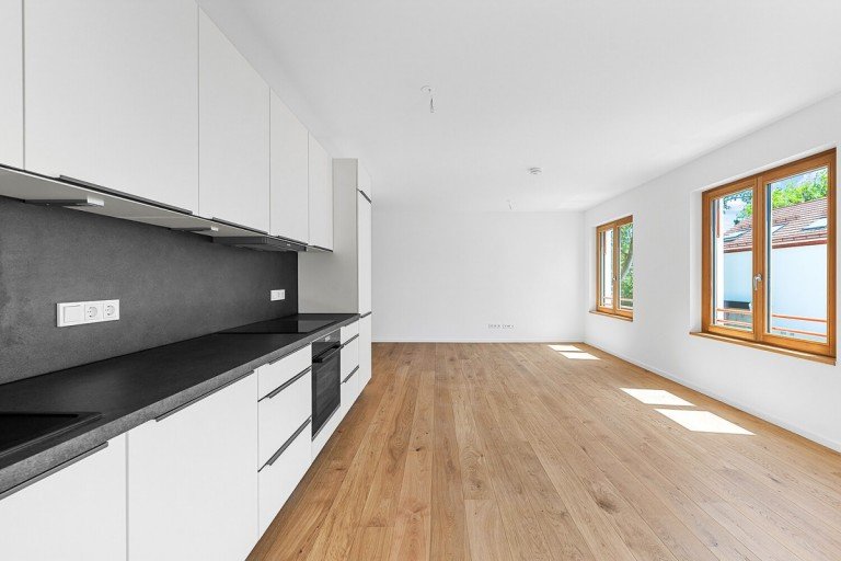  Germering Dachgeschosswohnung Ruhige und zentrale Bestlage - Sehr gepflegte 3 Zi.-DG-Whg. mit S�d- und West-Balkon