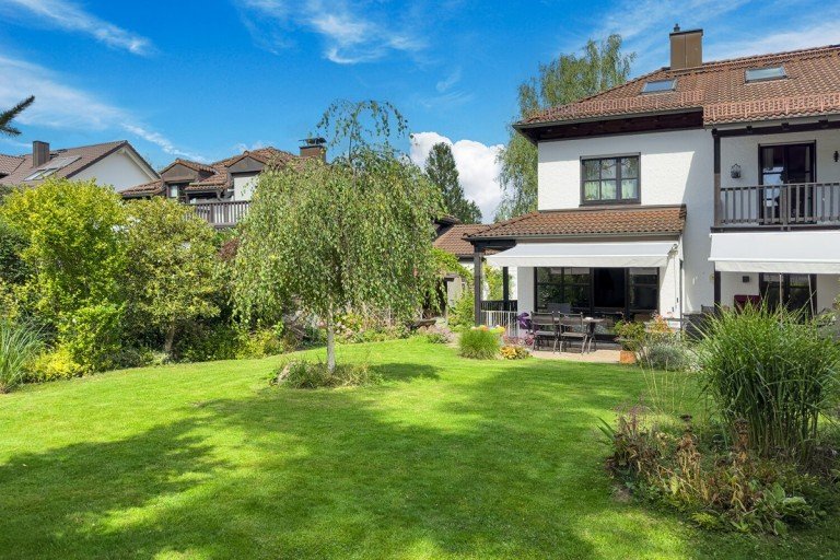 F�hrenstr. Germering Doppelhaush�lfte Vollst�ndig renovierte Walmdach-Villenh�lfte mit gro�em S�d-West Garten in ruhiger Spielstra�e