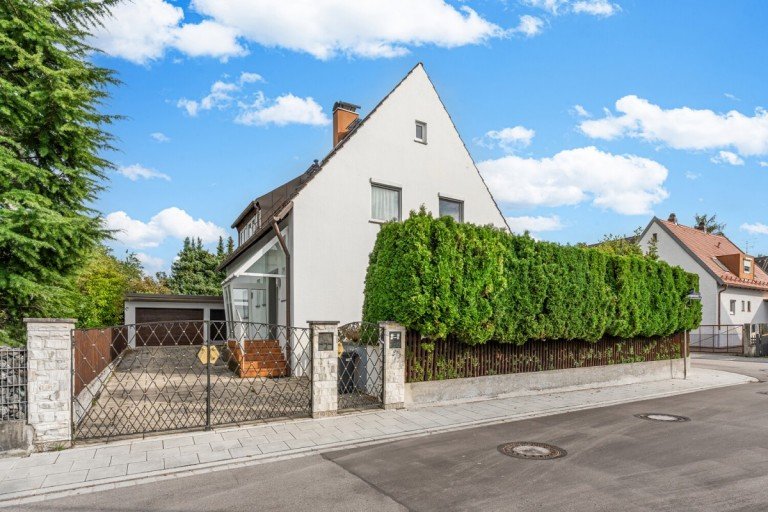  Gr�felfing Einfamilienhaus Ein-/Zweifam.haus im Dornr�schenschlaf auf gro�em Eck-Grundst�ck mit S�dausrichtung und Baureserve